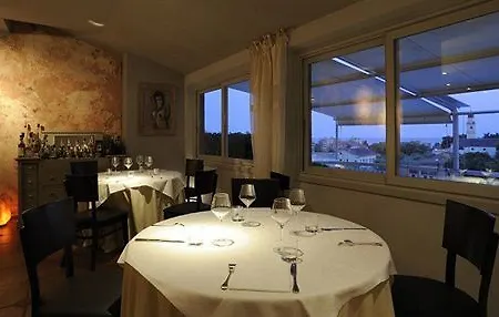 博尔戈德拉罗维尔公寓式酒店 3* 圣巴特罗摩艾美尔